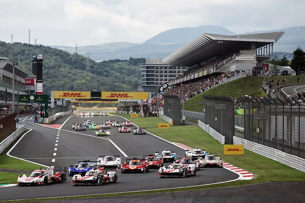 Start action, #7 Toyota Gazoo Racing Toyota GR010 - Hybrid: Mike Conway, Kamui Kobayashi, Jose Maria Lopez, #6 Porsche Penske Motorsport Porsche 963: Kevin Estre, Andr&eacute; Lotterer, Laurens Vanthoor, #7 Toyota Gazoo Racing Toyota GR010 - Hybrid: Mike Conway, Kamui Kobayashi, Jose Maria Lopez