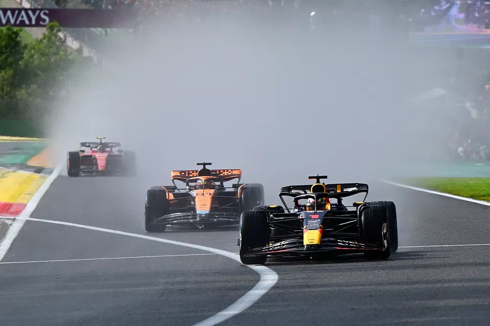 Max Verstappen, Red Bull Racing RB19, Oscar Piastri, McLaren MCL60