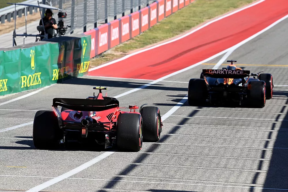 Oscar Piastri, McLaren MCL60, Carlos Sainz, Ferrari SF-23