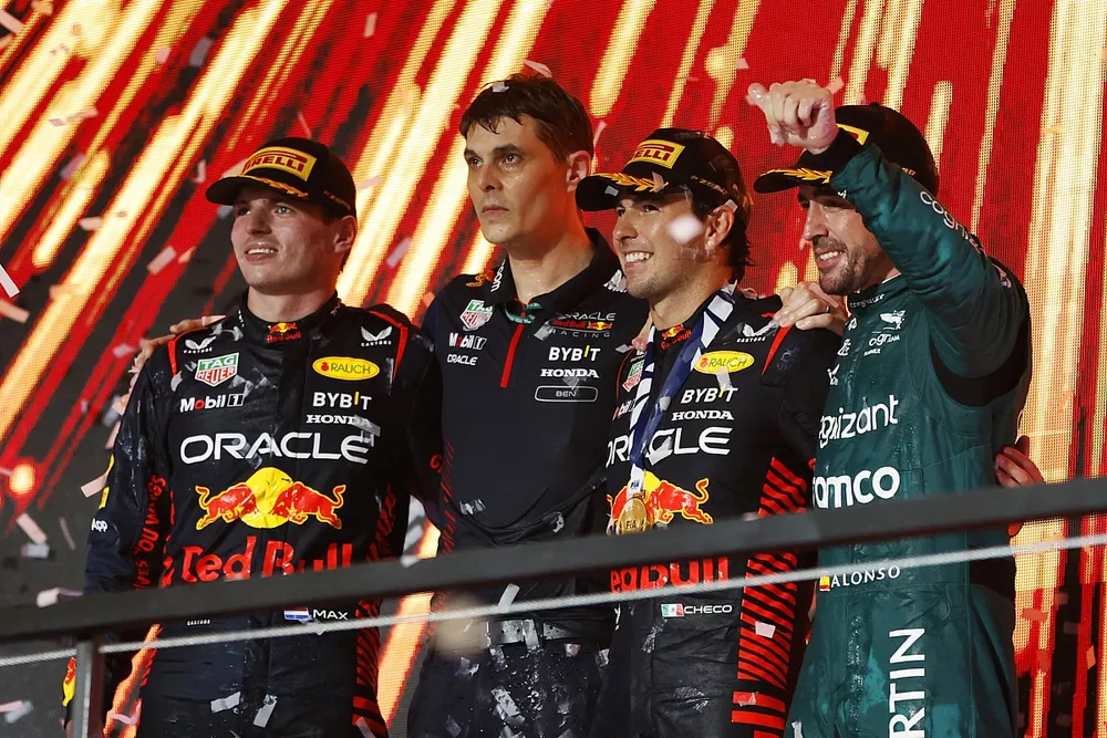 Podio: segundo lugar Max Verstappen, Red Bull Racing, ganador Sergio P&eacute;rez, Red Bull Racing y tercer lugar Fernando Alonso, Aston Martin F1 Team