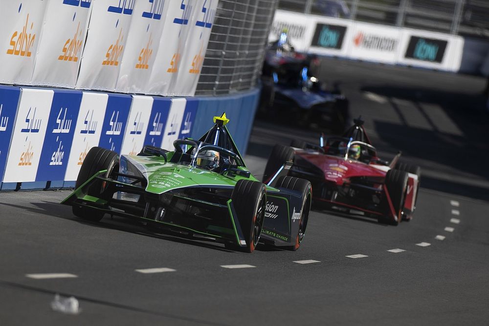 Nick Cassidy, Envision Racing, Jaguar I-TYPE 6, lidera seguido de Sacha Fenestraz, Nissan Formula E Team, Nissan e-4ORCE 04