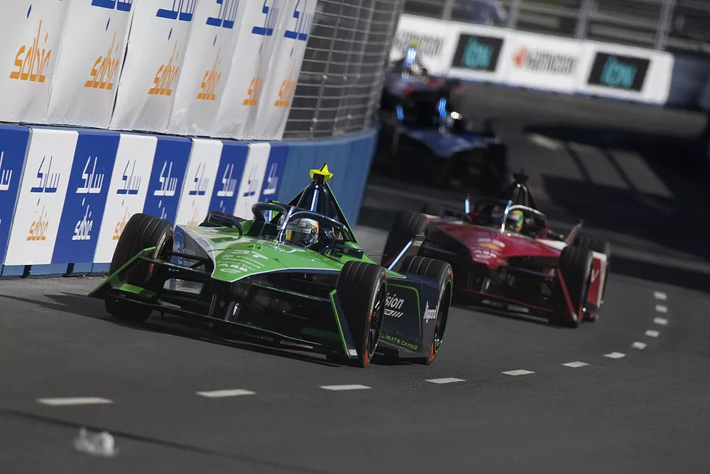 Nick Cassidy, Envision Racing, Jaguar I-TYPE 6, lidera seguido de Sacha Fenestraz, Nissan Formula E Team, Nissan e-4ORCE 04
