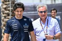 Por qu&eacute; Carlos Sainz Sr. no se ve "pas&aacute;ndole el relevo" a su hijo en el Dakar