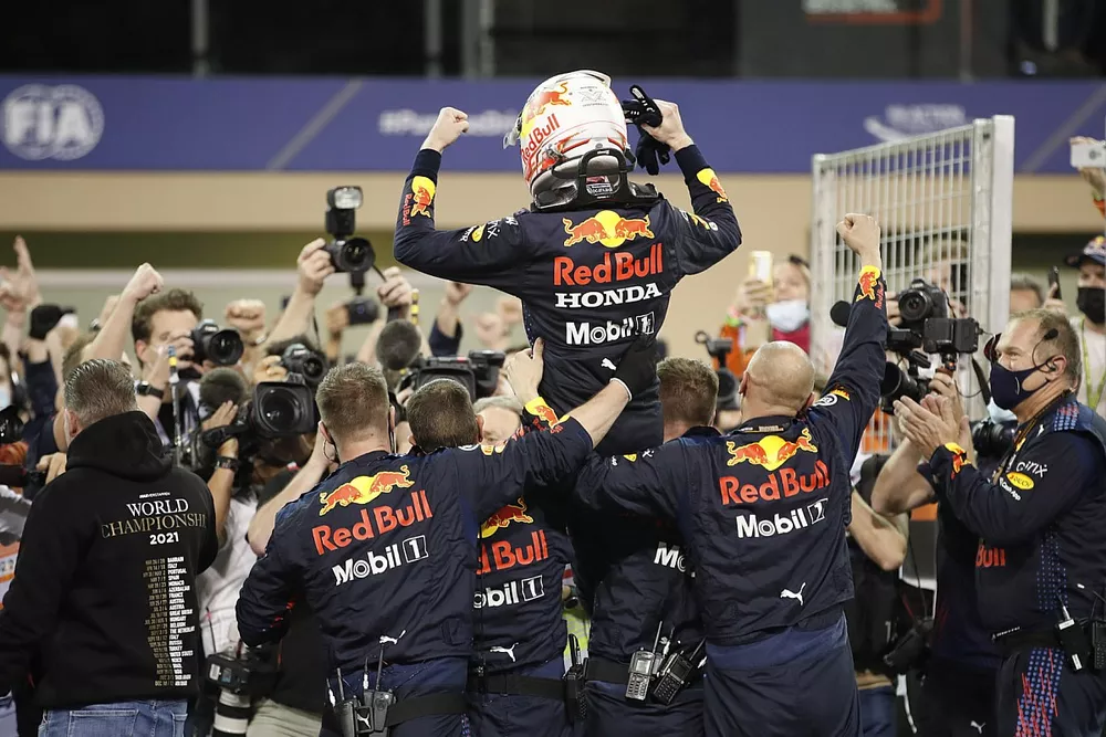 Le vainqueur et Champion du monde Max Verstappen, Red Bull Racing, f&ecirc;te avec son &eacute;quipe