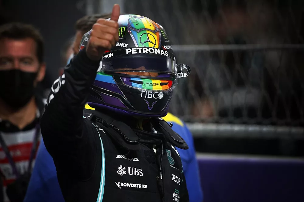Lewis Hamilton, de Mercedes, celebra en el Parc Ferme tras conseguir la pole
