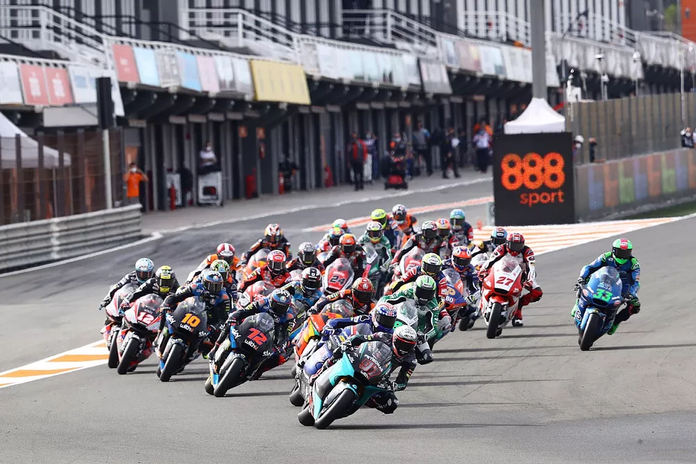Xavi Vierge, SIC Racing Team leads start