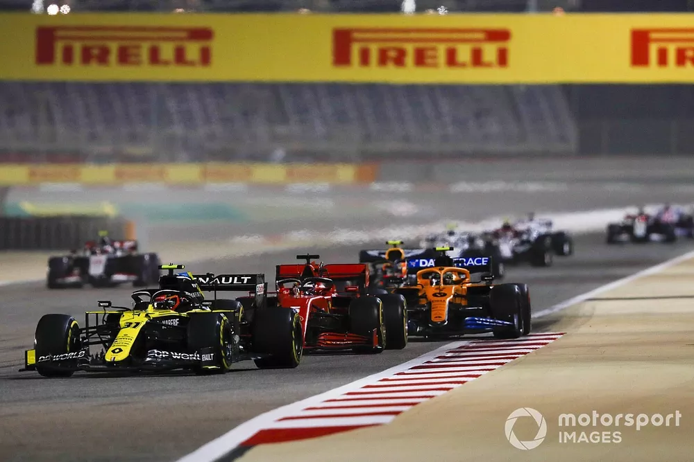 Esteban Ocon, Renault F1 Team R.S.20, Sebastian Vettel, Ferrari SF1000, et Alex Albon, Red Bull Racing RB16