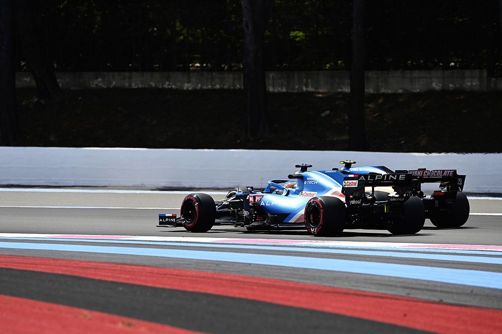 Fernando Alonso, Alpine A521, y Lando Norris, McLaren MCL35M