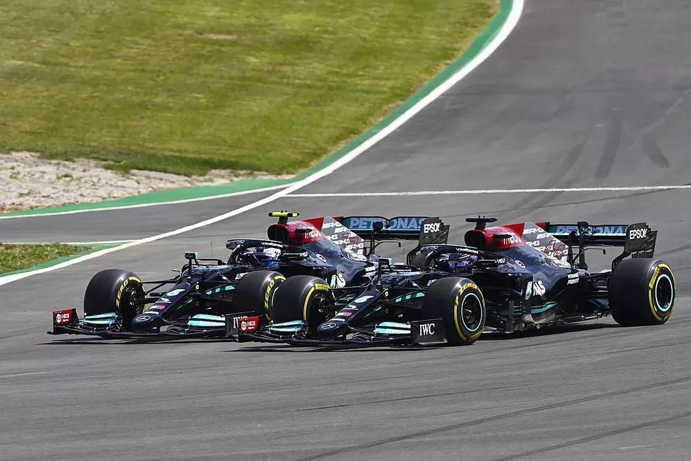 Lewis Hamilton, Mercedes W12, passeert Valtteri Bottas, Mercedes W12