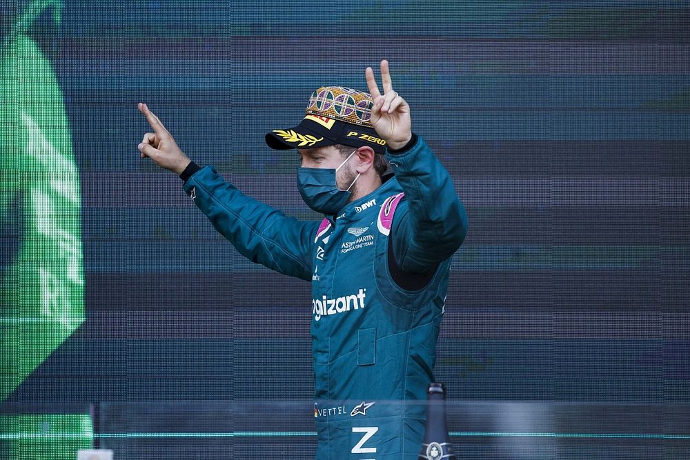 Podio: segundo lugar Sebastian Vettel, Aston Martin