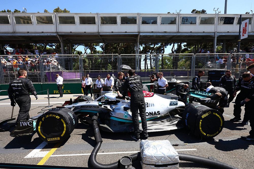 Mecánicos e ingenieros en la parrilla con el coche de George Russell, Mercedes W13