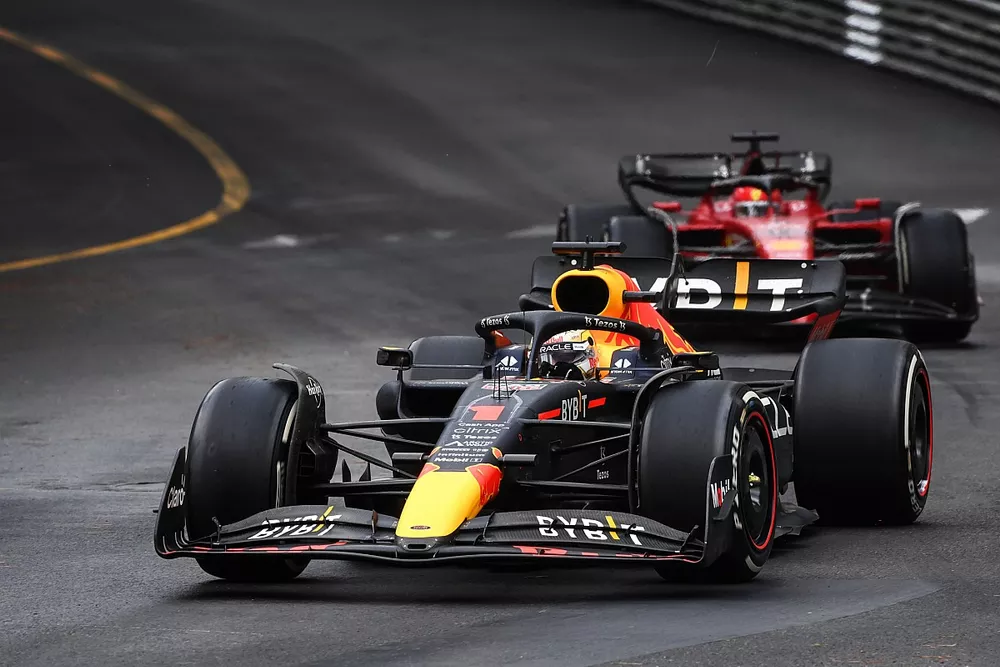 Max Verstappen, Red Bull Racing RB18, Charles Leclerc, Ferrari F1-75