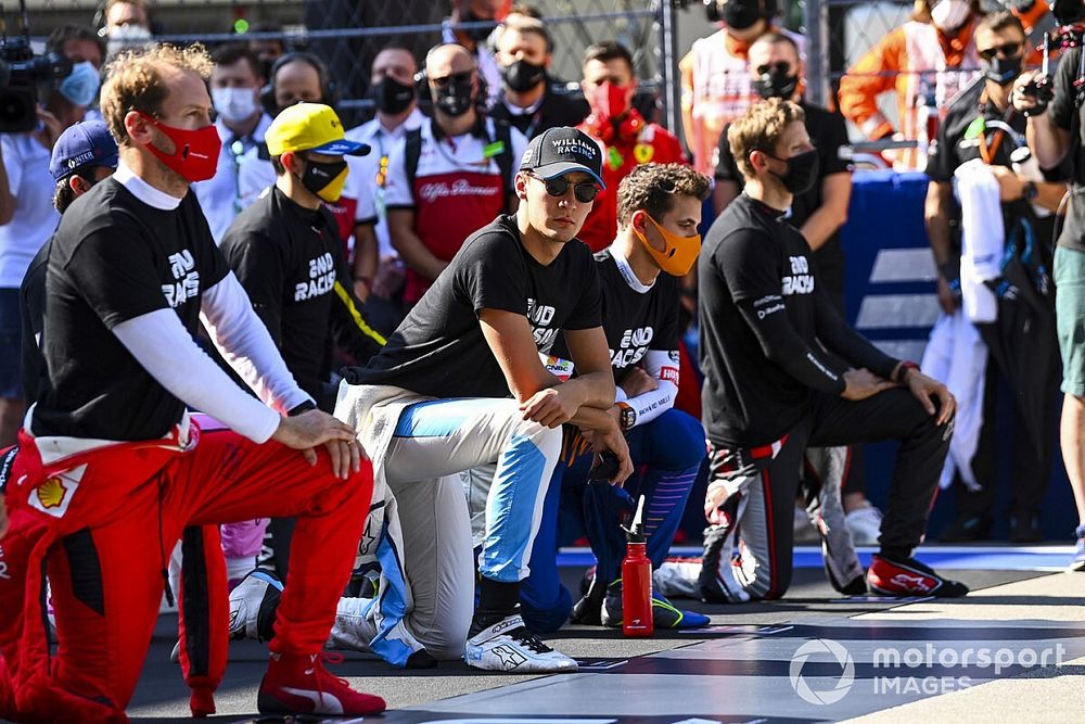 Los pilotoss se paran y se arrodillan en apoyo de la campa&ntilde;a para el fin del racismo