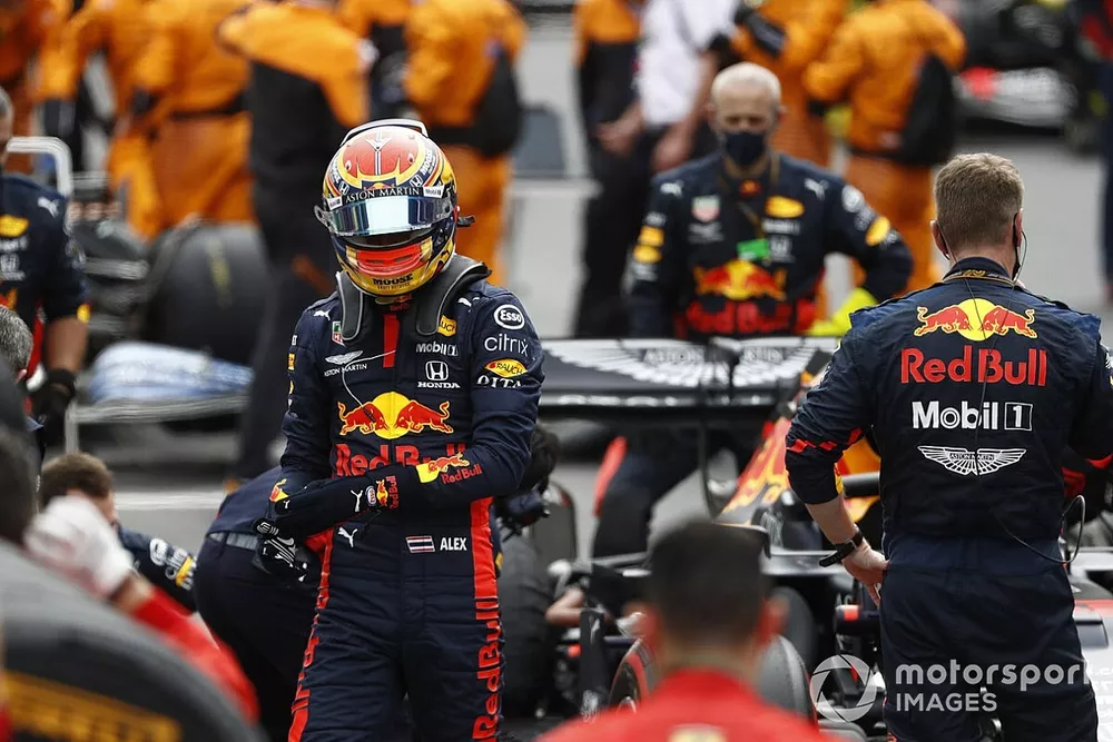 Alex Albon, Red Bull Racing RB16, sulla griglia di partenza