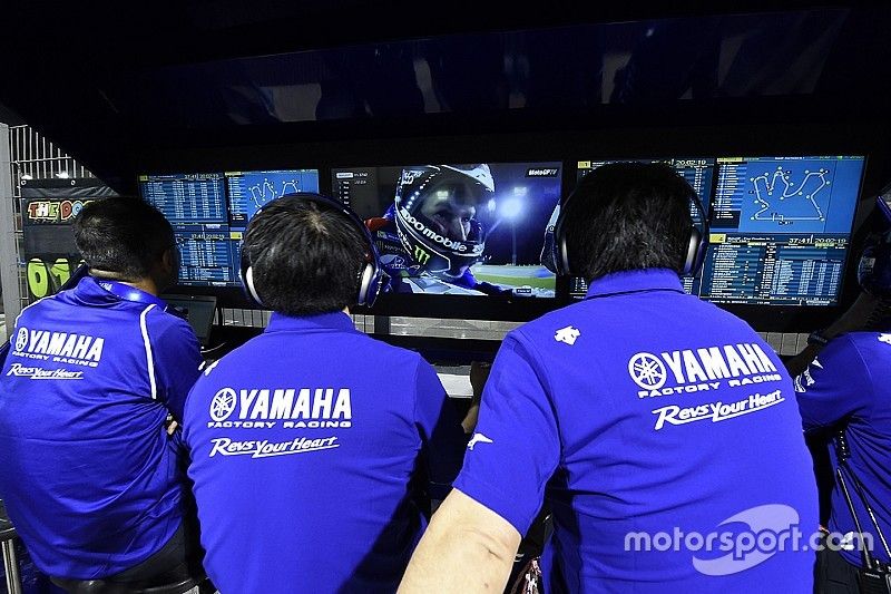 Miembros del equipo Yamaha Factory Racing ven los monitores