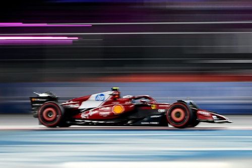 Hamilton resignado: "Soy r&aacute;pido, pero no logro juntar una buena vuelta"