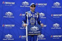 Chase Elliott logra la pole en Watkins Glen y Raikkonen es 27°