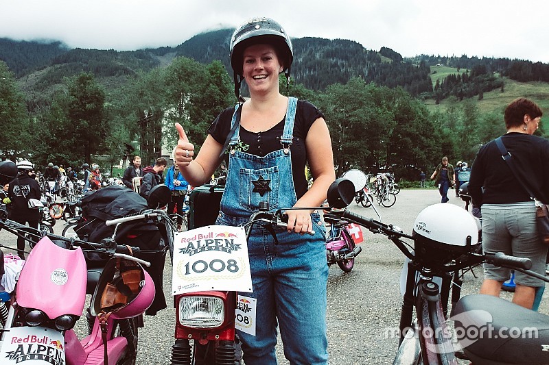 Annik Scholzen, en pédalant avec le sourire à l'Alpenbrevet 2018