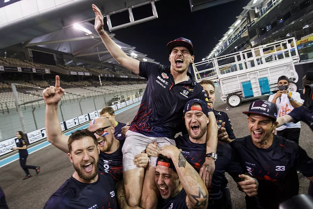 Max Verstappen, Red Bull Racing, festeggia con il suo team