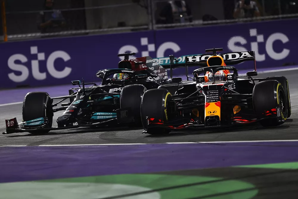 Max Verstappen, Red Bull Racing RB16B, y Lewis Hamilton, Mercedes W12, hacen contacto mientras luchan por el liderato
