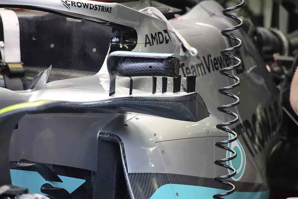 Gli specchietti della Mercedes W13