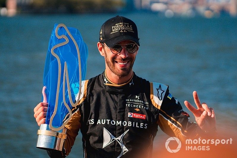 Jean-Eric Vergne, DS TECHEETAH celebrates with the championship trophy