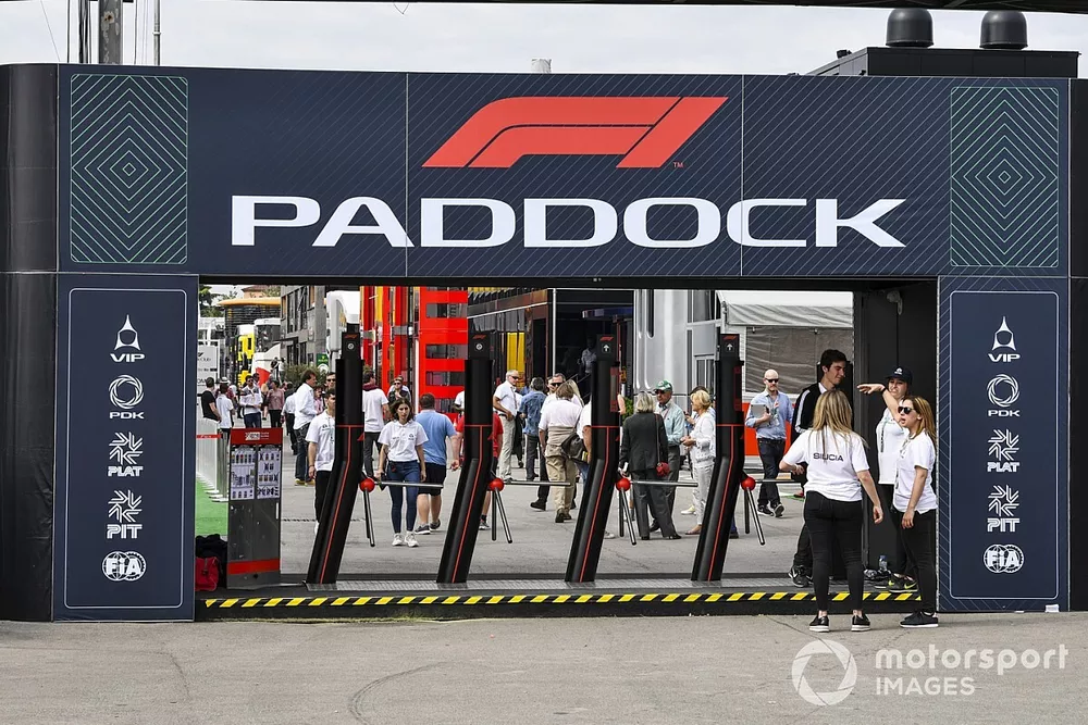 L'entr&eacute;e du paddock
