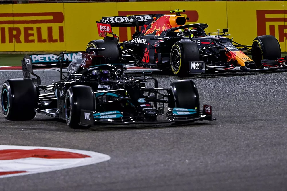 Lewis Hamilton, Mercedes W12, Sergio P&eacute;rez, Red Bull Racing RB16B