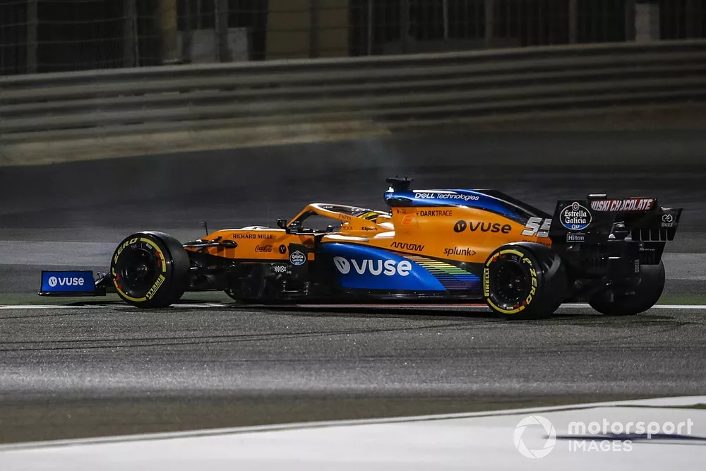 Carlos Sainz Jr., McLaren MCL35, fait un t&ecirc;te &agrave; queue