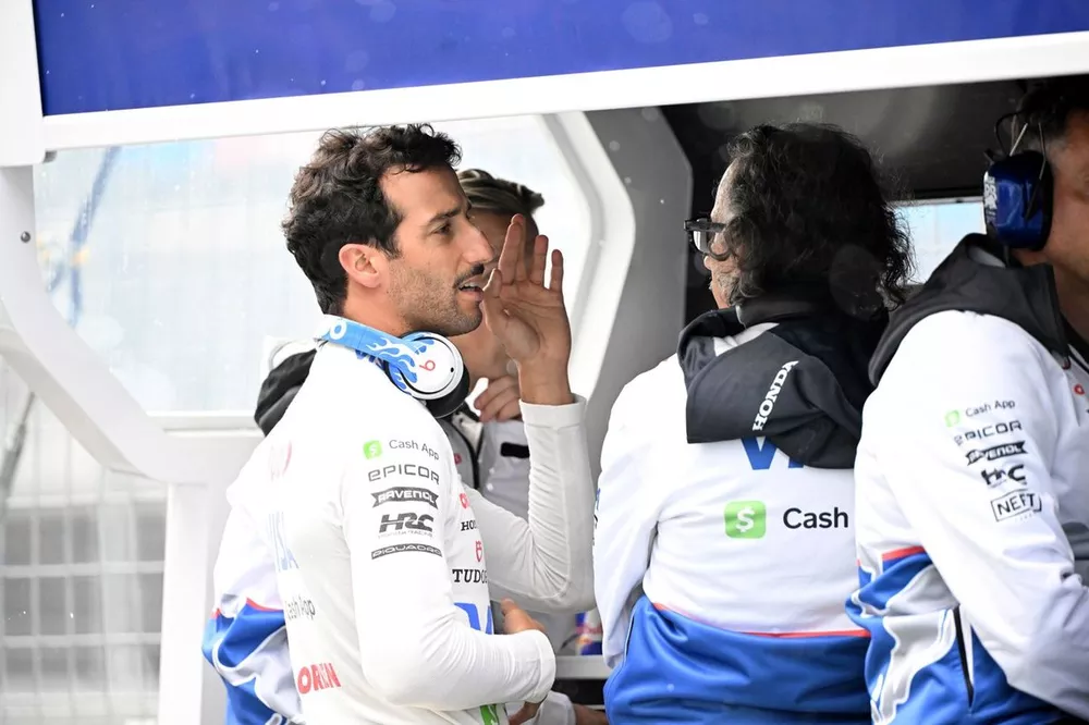 Daniel Ricciardo, Visa Cash App RB F1 Team and Laurent Mekies, Team Principal, RB F1 Team, on the pit wall