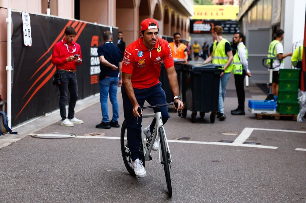 Carlos Sainz, Scuderia Ferrari, on a bike
