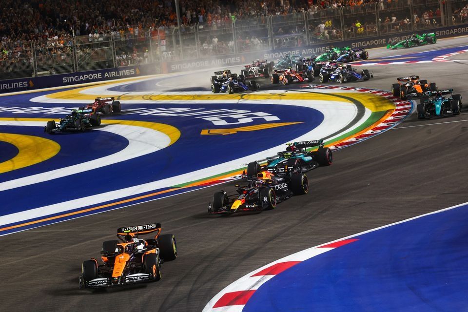 Lando Norris, McLaren MCL38, Max Verstappen, Red Bull Racing RB20, Lewis Hamilton, Mercedes F1 W15, George Russell, Mercedes F1 W15, mientras Fernando Alonso, Aston Martin AMR24 y Charles Leclerc, Ferrari SF-24 se salen