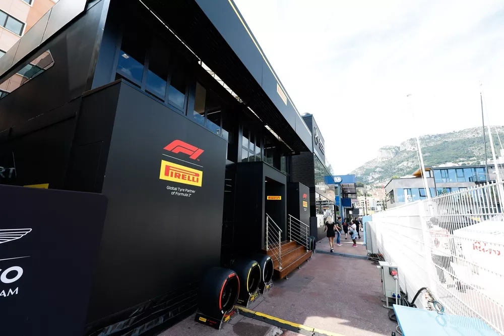 Motorhome de Pirelli en el paddock