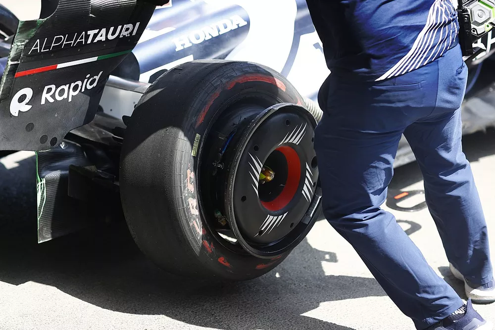 Yuki Tsunoda, AlphaTauri AT04, in the pits with a rear puncture