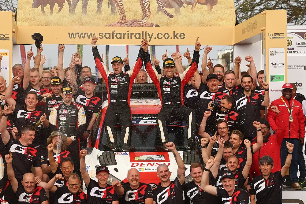 Ganadores S&eacute;bastien Ogier, Vincent Landais, Toyota Gazoo Racing WRT Toyota GR Yaris Rally1 con el equipo