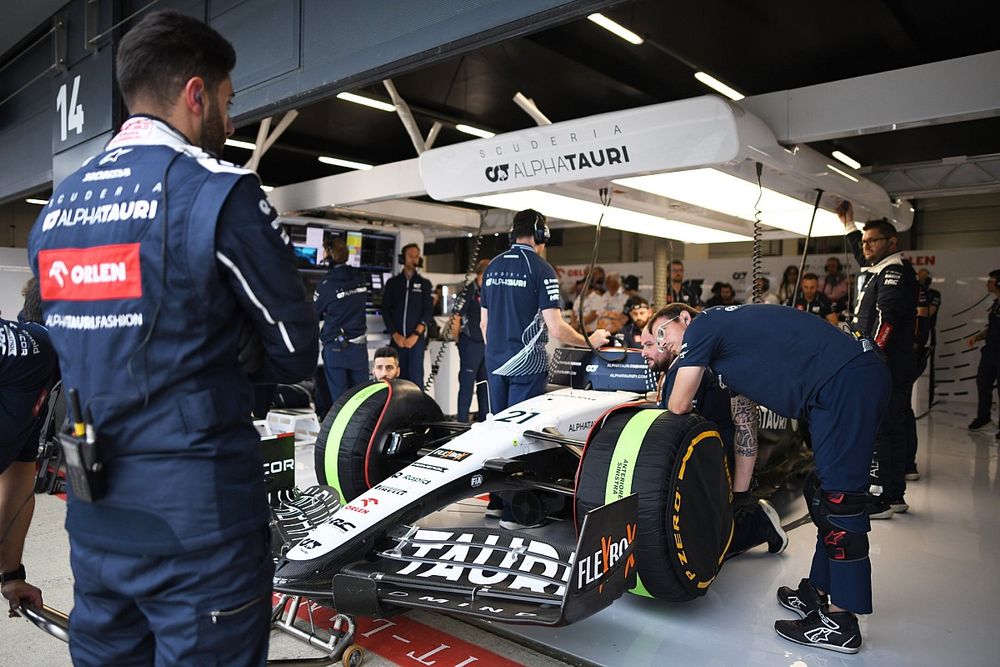 Mec&aacute;nica en el garaje con Nyck de Vries, AlphaTauri AT04