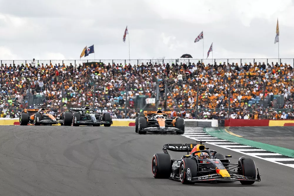 Max Verstappen, Red Bull Racing RB19, Lando Norris, McLaren MCL60, Lewis Hamilton, Mercedes F1 W14