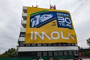 F1 – Minuto de silêncio e muita emoção: Ímola homenageia Senna e Ratzenberger