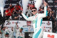Hamlin se impone a Larson en la cita de la NASCAR Cup en Dover