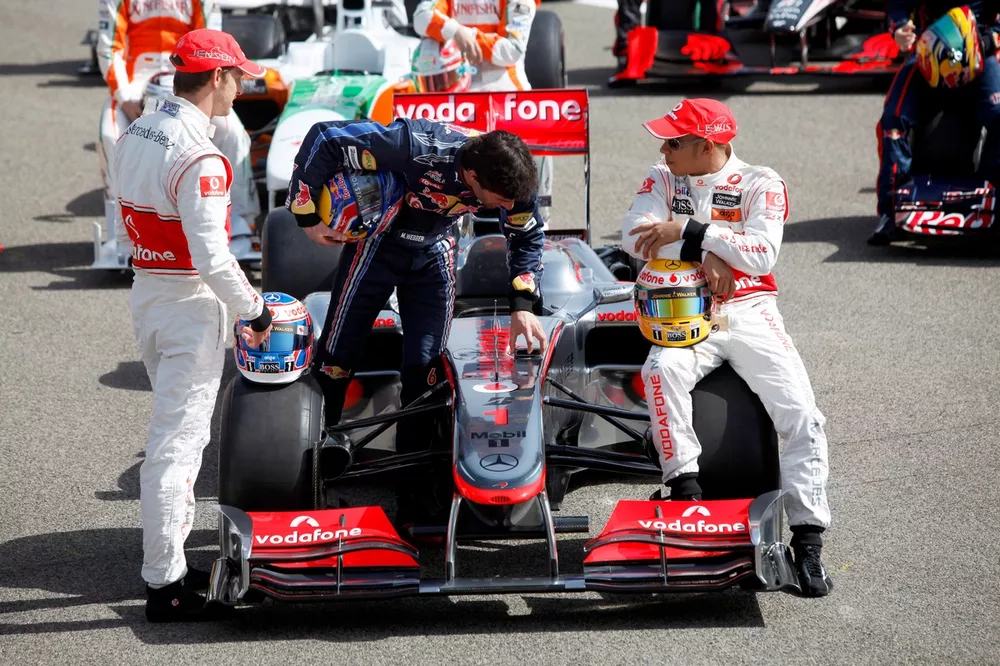 Mark Webber, Red Bull Racing RB6 Renault controleert het f duct-systeem op de McLaren MP4-25 Mercedes van Jenson Button en Lewis Hamilton