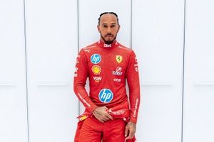 初めての&rdquo;赤&rdquo;。ハミルトン、テストを前にフェラーリのレーシングスーツに初めて袖を通す