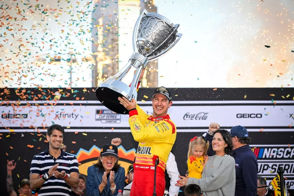 Joey Logano, Team Penske, Shell Pennzoil Ford Mustang, winner, Victory Lane