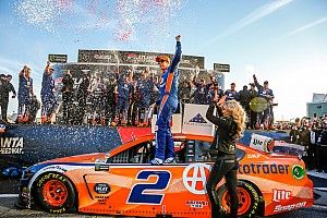 Keselowski segura Truex no fim e vence em Atlanta na Nascar