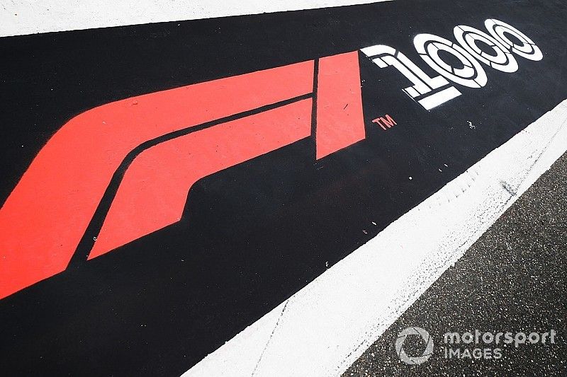 Marca de la carrera 1000 en pit lane