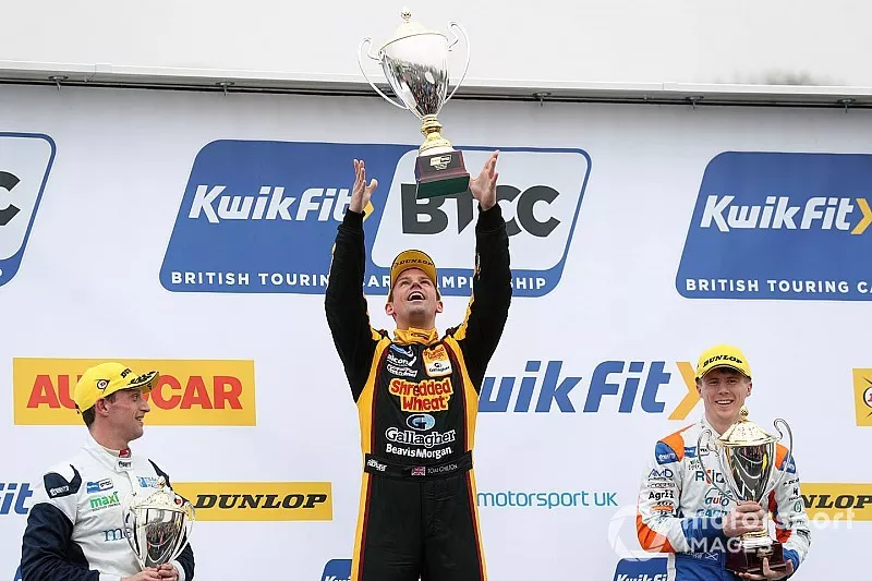 Podium: Race winner Tom Chilton, Motorbase Performance Ford Focus
