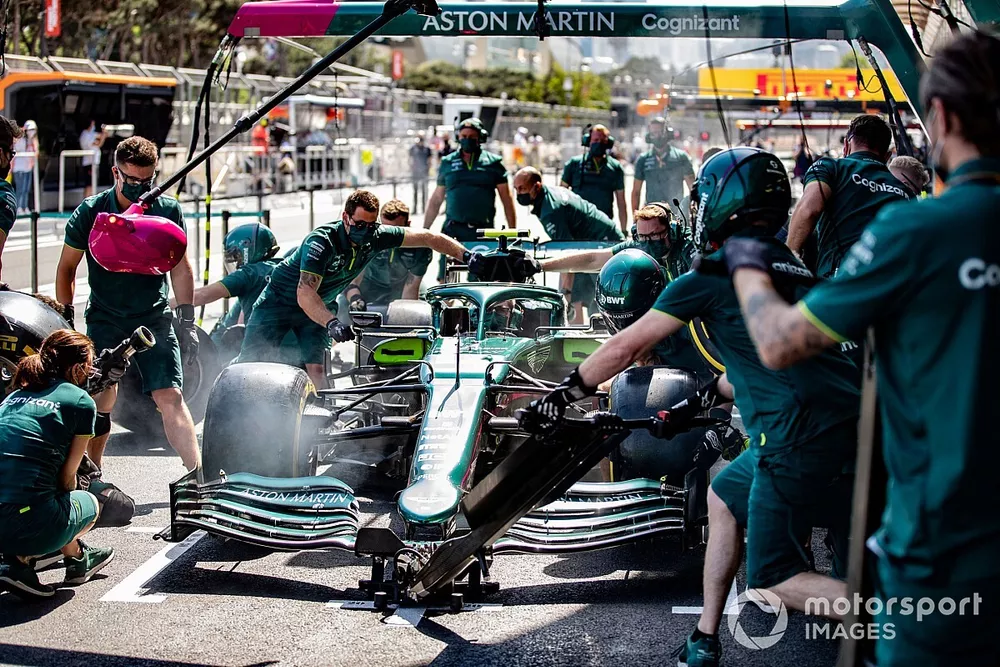Essai d'arr&ecirc;t au stand chez Aston Martin avec une AMR21