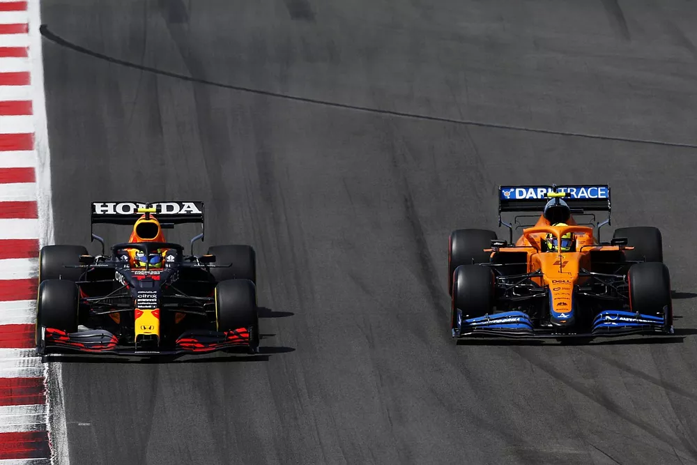 Sergio P&eacute;rez, Red Bull Racing RB16B, Lando Norris, McLaren MCL35M