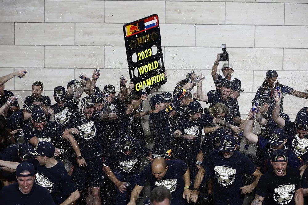 Max Verstappen, Red Bull Racing, viert feest met zijn team na het veroveren van de titel in het wereldkampioenschap voor coureurs 2023