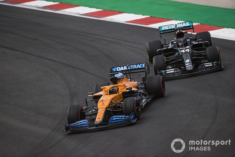 Carlos Sainz Jr., McLaren MCL35, Lewis Hamilton, Mercedes F1 W11