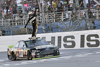 Aric Almirola termina racha sin triunfos con una brillante jornada en Talladega